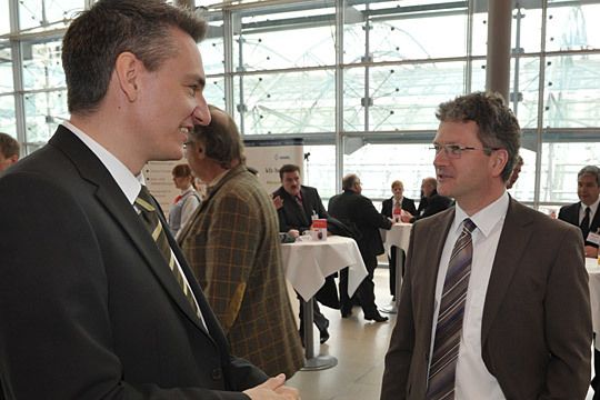 »kfz-betrieb«-Chefredakteur Wolfgang Michel verriet Jürgen Weller (Autohaus Weller, Bietigheim Bissingen) noch keine Platzierungen. (Archiv: Vogel Business Media)