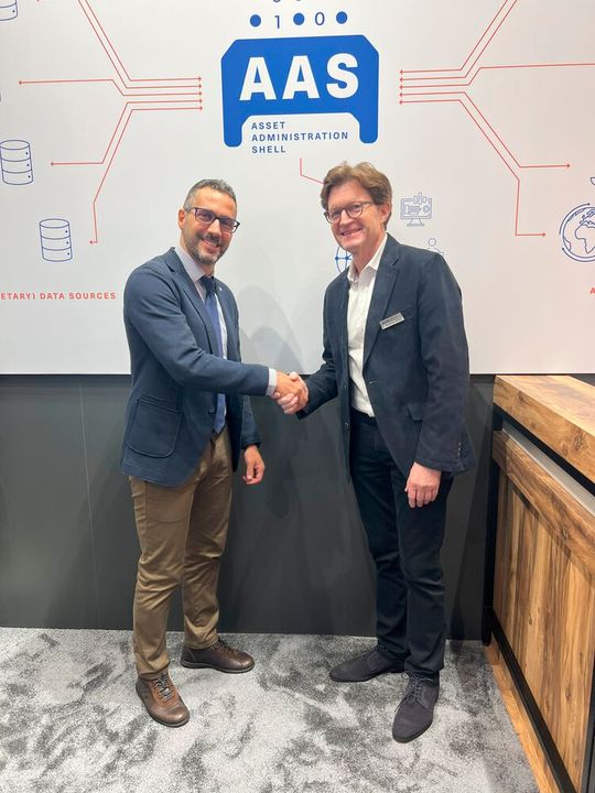 Ing. Domenico Di Monte, Vizepräsident von Federtec (links) und Dr. Matthias Bölke, Vorstandsvorsitzender der IDTA freuen sich auf die Konsolidierung eines globalen Datenökosystems basierend auf der AAS. (Bild:  IDTA)