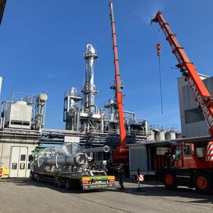 Steht bereit für den Tausch: die neue Destillationskolonne in Offingen. (Bild:  Richard Geiss)