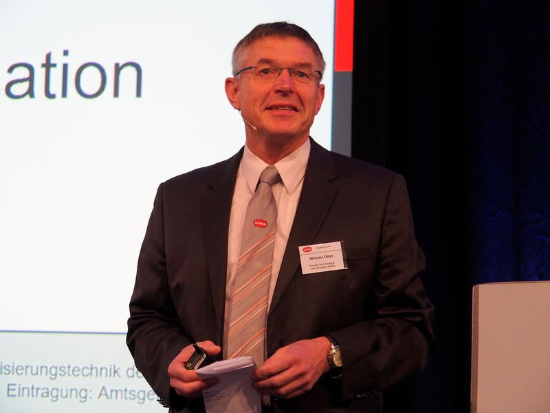 Vorsitzender Wilhelm Otten (Evonik) begrüßt die 650 Besucher. (Mühlenkamp / PROCESS)