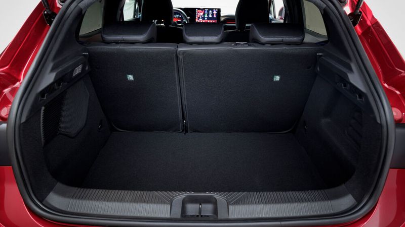 Der Kofferraum fasst 391 Liter (Hybrid 310 Liter) bei einer um 4 Zentimeter abgesenkten Ladekante. (Bild: Renault)
