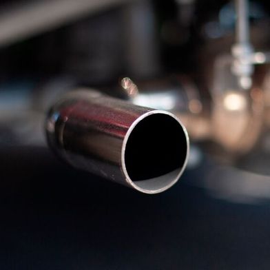 Die EU legt sich auf eine falsche Regulatorik fest, wenn sie lediglich die CO₂-Emissionen eines Fahrzeugs über Abgase misst und den vollständigen Lebenszyklus außer Acht lässt. Das zeigte eine umfassende Studie der TUM. (Bild: frei lizensiert bei Pixabay)