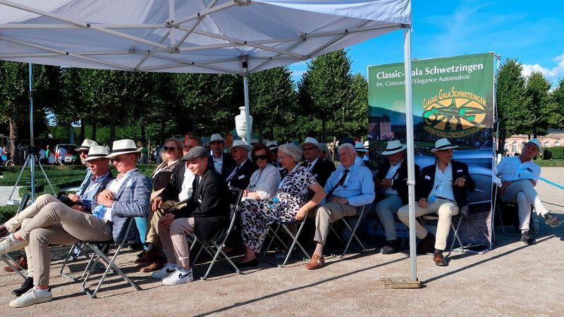 Ein Großteil der Jury des Concours d’Elegance, zu der auch einige Junioren gehören. Insgesamt rund 40 Juroren, aufgeteilt nach FIVA-Altersklassen. Vierte Sitzreihe, ganz rechts: Isdera-Gründer Eberhard Schulz. (Bild: Peter Diehl)