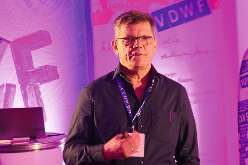 Klaus Lemke ist das neue Gesicht des Marktspiegel Werkzeugbau. Er gab einen Einblick in die Arbeit der Benchmark-Initiative, zeigte, wie Unternehmer mit fundierten Daten zu besseren Entscheidungen kommen und stellte das neue Tool MBI vor.  (Bild: Maschinenmarkt)