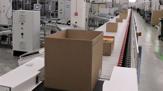 Blick in das Offenburger Logistikzentrum von Printus, einem der größten Online-Händler Europas. Systeme es Logistikexperten Fortna Pierau sollen die dortigen Prozesse jetzt modernisieren: Der neue Sorter etwa schafft 5.000 Sendungen pro Stunde. (Printus)