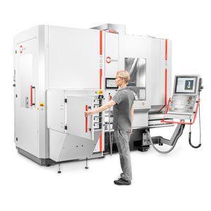 Im Robotersystem RS 05-2 hat Hermle den Fingerwechsel mit einer zukunftsweisenden Neuentwicklung, der „Roboterhand“ WPW von Kosmek, automatisiert.(Bild:  Maik Göring/Hermle)