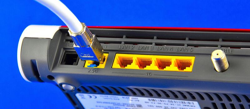 Jetzt müssen wir nur noch schnelles Internet in diese Konfiguration reinbringen: Dazu dient eine Fritzbox 6660 Cable, die der Autor schon seit Februar 2020, also vom ersten Tage an, nonstop im Einsatz hat. Sie schafft das Internet mit 900 bis 1100 Mbps aus dem Vodafone DOCSIS 3.1-Kabel heran. Wir leiten es über ihren 2,5-Gigabit-Port an den Zyxel-Switch weiter. Die Fritzbox 6660 kostet per 01-2022 knapp unter 200 Euro.
Passend wäre auch noch eine ZyXEL ZyWALL USG FLEX 100 Firewall um 500 Euro. Die lassen wir im Test mal weg, sonst wird die Story zu lang. (HARALD KARCHER)
