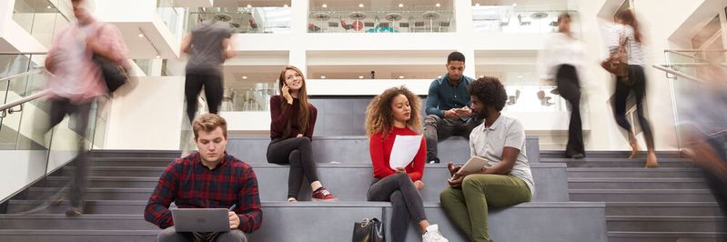 Durch die Erfassung von Daten können Studenten zum nächstgelegenen verfügbaren Schreibtisch oder Computer geleitet werden, um die Gebäudenutzung zu planen(©  Monkey Business – stock.adobe.com)