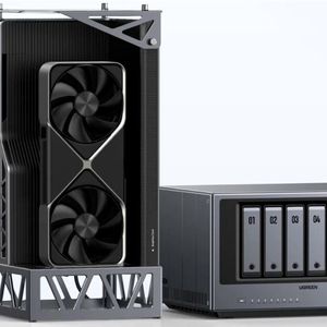 Am OCuLink-Port kann eine externe GPU angeschlosen werden, die für zusätzliche KI-Leistung sorgt. Mit dem LinkStation-eGPU-Dock hat der Hersteller gleich ein passendes Dock für eine Grafikkarte im Programm.(Bild:  Ugreen)