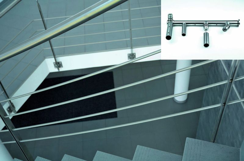 Verkleben von Systemelementen aus Edelstahl Rostfrei im Geländerbau: Zuschnitte sowie Schweißarbeiten entfallen durch die Verwendung von Klebstoffen. (Bild: Delo)