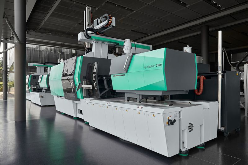Im Rahmen der Gemeinschaftsarbeit spritzt ein elektrischer Allrounder 820 A (4.000 Kilonewton Schließkraft) die Waschmaschinenblenden. Mithilfe der speziellen IMD-Technologie (In-Mould-Decoration) von Leonhard Kurz werden diese hochwertig dekoriert, heißt es.  (Arburg)
