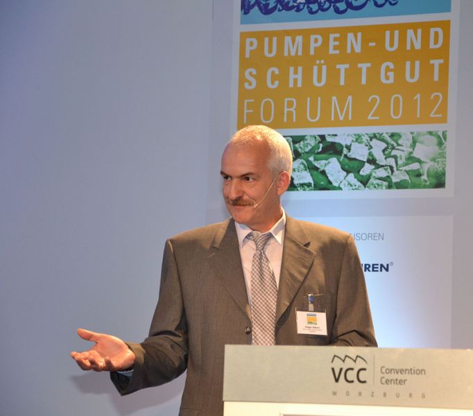 Holger Döbert, Sachverständigenbüro Döbert  „Es gab im Jahr 2012 immer noch das Problem der Werkstoff-Verwechslung – und dieses wird es auch im Jahr 2013 noch geben.“ Holger Döbert, Sachverständigenbüro Döbert, spürte in seinem Vortrag den Ursachen vorzeitiger Pumpenschäden nach und gab Tipps, wie man diese aufklären kann. (Bild: PROCESS)
