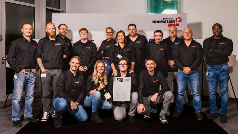 Die nachfolgenden Betriebe wurden als Top-Ten-Betriebe ausgezeichnet – wie hier das Team von Kfz Röttgen aus Erfstadt. (Bild: Stefan Bausewein)