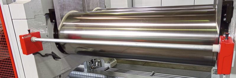 Um die Sicherheit der Bediener von Walzwerken zu erhöhen, sind als eine Schutzmaßnahme an der Bedienseite Schaltstangen zum Auslösen von Sicherheitsfunktionen angebracht.(Bild:  Deguma-Schütz GmbH)