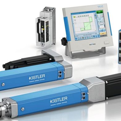 Das Portfolio der elektromechanischen Fügesysteme: Die neuen NCFx Pro Fügemodule (Typ 2164A) mit integrierten piezoelektrischen oder DMS Kraftsensoren direkt in der Werkzeugaufnahme, dem Servoverstärker ctrlX Drive sowie dem Prozessüberwachungssystem Maxymos NC. (Bild: Kistler)