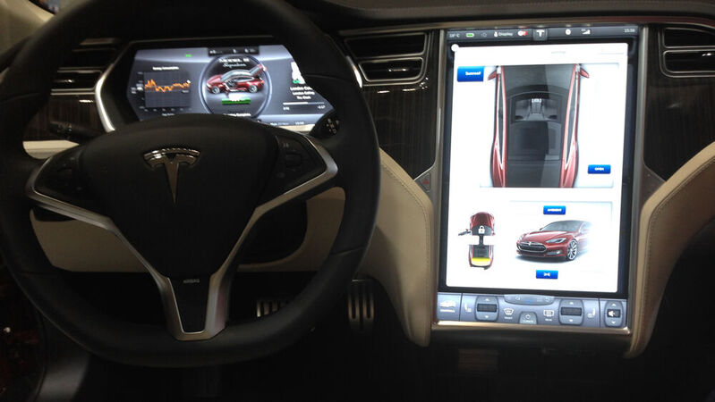 KBA prüft Fehlfunktion von Tesla-Bildschirm