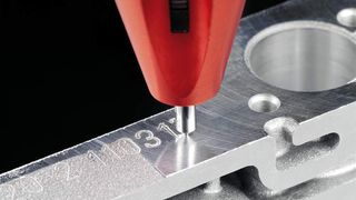 Markierung eines Gehäuses aus Aluminiumguss: Es wird eine gleichmäßige Beschriftung trotz wechselndem Untergrund von gefräster oder roher Gussfläche erreicht.  Bilder: SEH Technik (Archiv: Vogel Business Media)