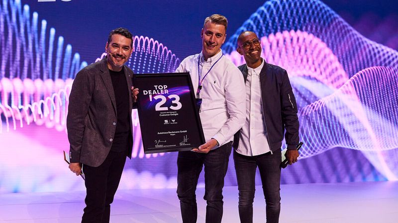 Er erhielt den Preis von Jorge Luna, Leiter Vertrieb Service von Deutschland GmbH (l.). (Bild: Seat Deutschland/Fulda Photography)