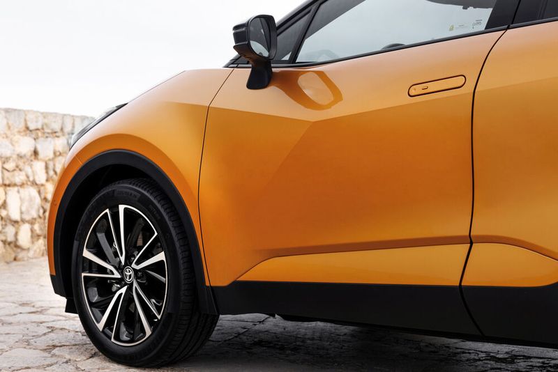 Seitlich fallen die nun versenkbaren Türgriffe und die vielen Kanten auf. (Bild: Toyota)