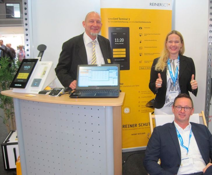 Stefan Otto (l.) und Rainer Stumpf (beide REINER) mit Hannah Lamotte (IT-BUSINESS) (Vogel IT-Medien GmbH)