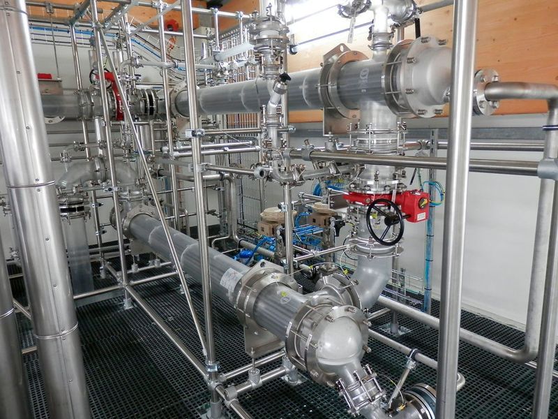 Für SAS Pivert hat  DDPS eine Pilot-Biomasseanlage für die Verarbeitung von Ölsaaten, bestehend aus enem Druckbehälter, einer Destillationskolonne für die kontinuierliche Vakuum-Destillation, einer Einheit für die Speicherung des abgeschiedenen Kondensats sowie den dazugehörenden Peripherieanlagen in Sid-Bauweise entwickelt. (De Dietrich)