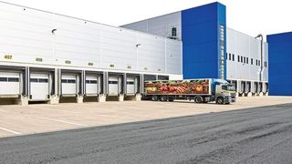 Im erweiterten Zentrallager Wiefelstede der Edeka Minden-Hannover kommen überwiegend Tore, Türen und Verladetechnik von Hörmann zum Einsatz. (Hörmann)