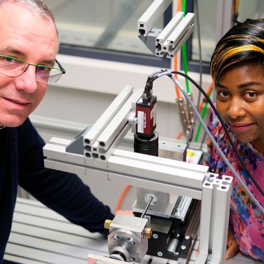Professor Stefan Diebels und Doktorandin Carole Tsegouog untersuchen an eigens hierfür weiterentwickelten Versuchsständen die Wechselwirkungen bei Überlagerung von Biegen und Torsion von Kabeln. Dabei belasten und verdrehen sie verschiedene Kabelarten und sammeln Daten, welche Kräfte dabei wirken. Professor Stefan Diebels und Doktorandin Carole Tsegouog untersuchen an eigens hierfür weiterentwickelten Versuchsständen die Wechselwirkungen bei Überlagerung von Biegen und Torsion von Kabeln. Dabei belasten und verdrehen sie verschiedene Kabelarten und sammeln Daten, welche Kräfte dabei wirken.