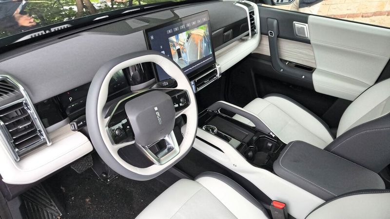 Der Jaecoo J6 verzichtet weitgehend auf echte Schalt und Knöpfe. (Bild: sp-x)