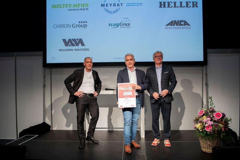 Nominiert für den SMM Award wurde das Bearbeitungszentrum 408MTS von Willemin-Macodel.Bei gleicher Aufstellfläche wurde eine zweite unabhängige Bearbeitungsstation mit Motorspindel plus Werkzeugmagazin integriert und ermöglicht das gleichzeitige Arbeiten in der Haupt- und Gegenbearbeitung. Olivier Haegeli, CO-Direktor bei Willemin-Macodel mit der Nominations-Urkunde. (Bild: Thomas Entzeroth)