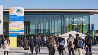 2019 präsentierten rund 987 Aussteller aus 45 Ländern in Stuttgart ein umfassendes Angebot an Verbindungs- und Befestigungstechnologien vor insgesamt 12.070 Fachbesuchern aus 90 Ländern. (Mack Brooks Exhibitions)