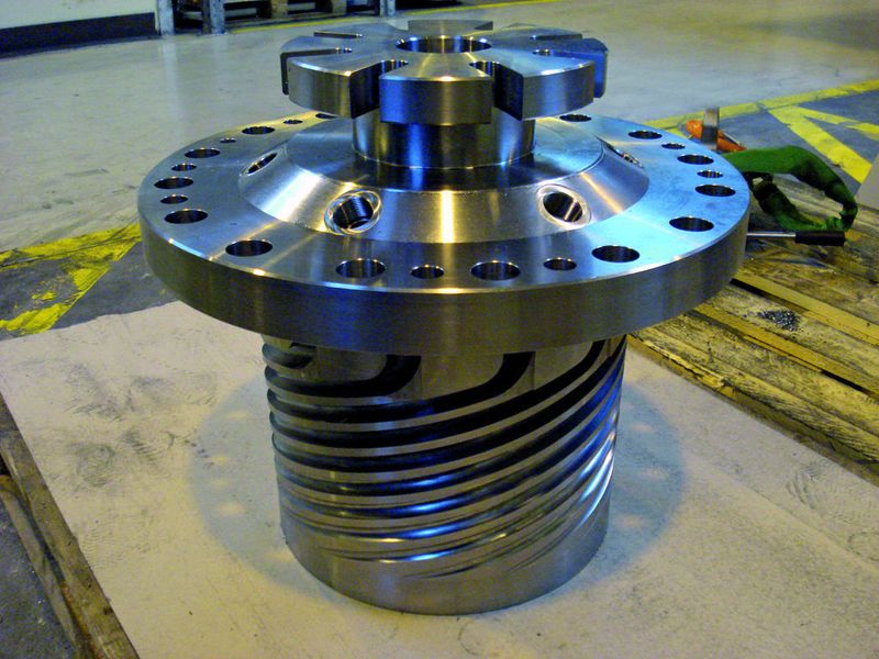 Bild 1: Der Wendelverteiler als Fertigteil mit eingearbeiteten Tieflochbohrungen und der mit einem Vollhartmetallfräser gefrästen 30-mm-Nut.  Bild: Iscar (Archiv: Vogel Business Media)