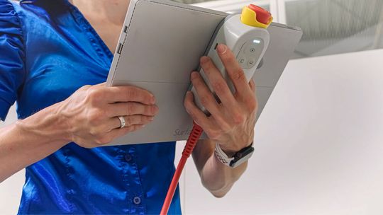 Das E-Device von ABB Robotics ermöglicht die Bedienung, Programmierung und Überwachung von OmniCore-gesteuerten Robotern und Cobots über die Tablets und PCs der Anwender.(Bild:  ABB Robotics)