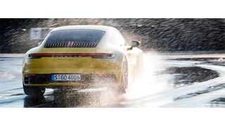 Porsche setzt im neuen 911er ein System ein, das Aquaplaning frühzeitig erkennt. (R-Photography/Porsche)