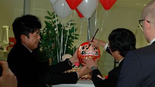 Dr. Hiroki Nakajama, Chief of Eureopean Innovation Center, (links) und Dr. Teruhisa Ueda, Präsident und CEO der Shimadzu Corporation eröffnen das Eureopean Innovation Center mit einem traditonellen japanischen Ritual. (Ottleben /LABORPRAXIS)