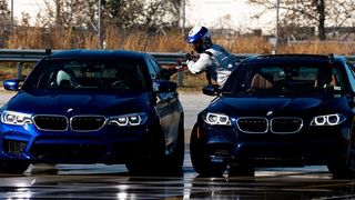 Zwei neue Guiness-Weltrekorde hat BMW eingefahren, pardon, eingedriftet. 374,2 Kilometer in acht Stunden mit einem M5 und 79,3 Kilometer mit zwei M5 stehen seit dem 11. Dezember im Guiness-Buch der Rekorde. (BMW)