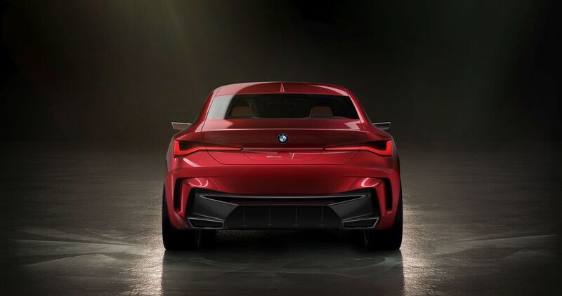 Die Heckpartie des BMW Concept 4 liegt sportlich niedrig über der Straße.  (BMW)