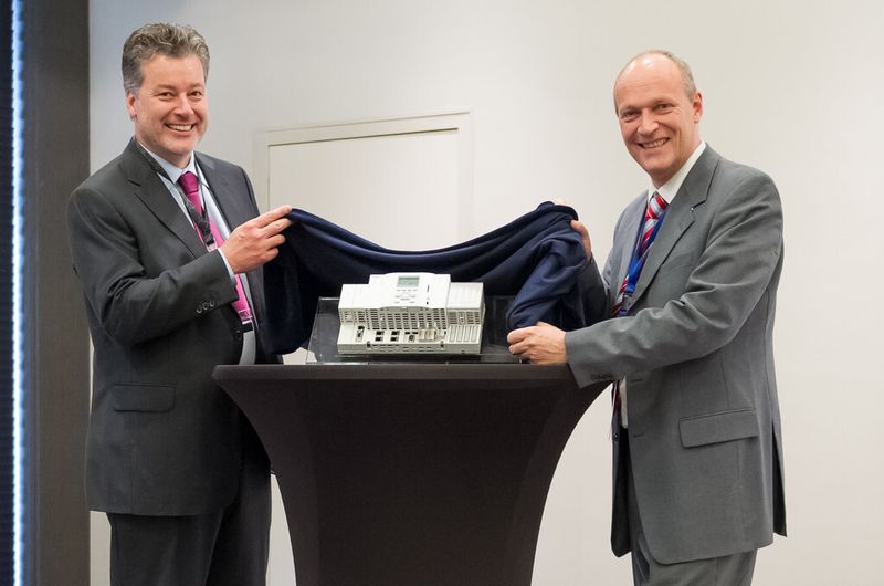 Tobias Becker, Leiter der globalen Business Unit Control Technologies bei ABB (links) und Elmar Vogt, globaler Produktmanager für das Freelance-Leitsystem bei ABB, enthüllen den neuen Controller. (Bild: ABB)