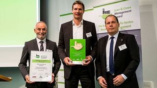 Dr. Sebastian Weig, Leiter Gesamtplanung MAN-Werk München, hat 2017 den Award in der Kategorie „Sonderpreis“ von Frank Tempel (l.) und Alan Brunhammer (r.) entgegengenommn.  (Stefan Bausewein)