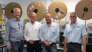 Zusammen feiern die Elko-Gründer und zukünftigen Geschäftsführer die neue Produktion (v.l.n.r.): Christian Stremlau, Geschäftsführer Elko & Prokurist und Leiter Readycable/Readychain bei Igus, Ralf Bierod, Geschäftsführer Elko, Harwig Nuß und Markus Grözinger, Gründer von Elko.  (Bild: igus)