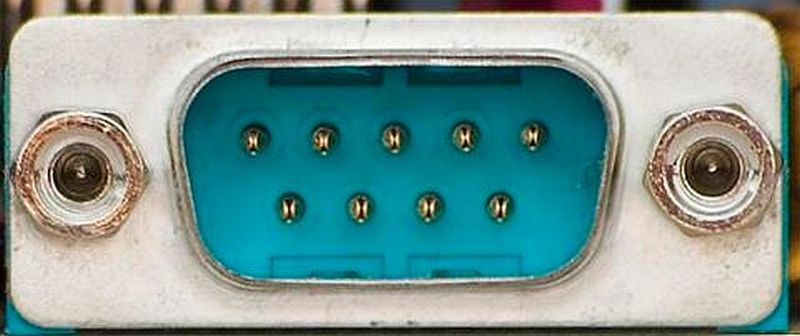 Bild 3: Der SUB-D 9-Pin-Stecker fand insbesondere als Monitoranschluss bei Computern Anschluss, ist aber bei aktuellen PCs kaum mehr zu finden. (on Afrank99, via Wikipedia / CC BY-SA)