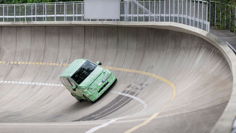 Hier noch auf der Teststrecke: ein Prototyp des neuen Vans von Mercedes-Benz auf der VAN.EA-Plattform.(Bild:  Mercedes-Benz)