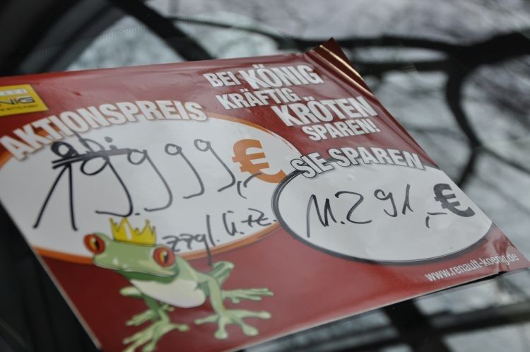 An vielen seiner Fahrzeuge wirbt König mit Sonderangeboten. (Foto: Richter)