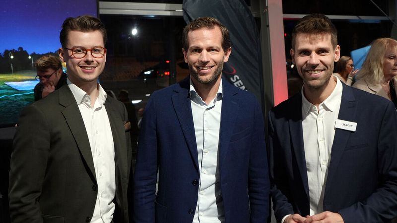Bei der Eröffnung: Timo Kalsdorf, Verkaufsleiter JST Senger GmbH in Bielefeld, Jörg Senger, Inhaber der Senger Unternehmensgruppe und Andreas Knipp, Geschäftsführer JST Senger GmbH. (Bild: Marc Kandel)