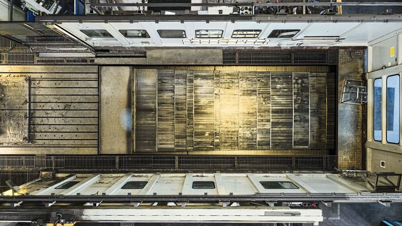 Der Bearbeitungsraum der Portalfräsmaschinen misst 9 Meter × 5 Meter × 4,5 Meter. Acht Meter blickt man von hier hinunter. (Bild: Kieler Maschinenwerke)