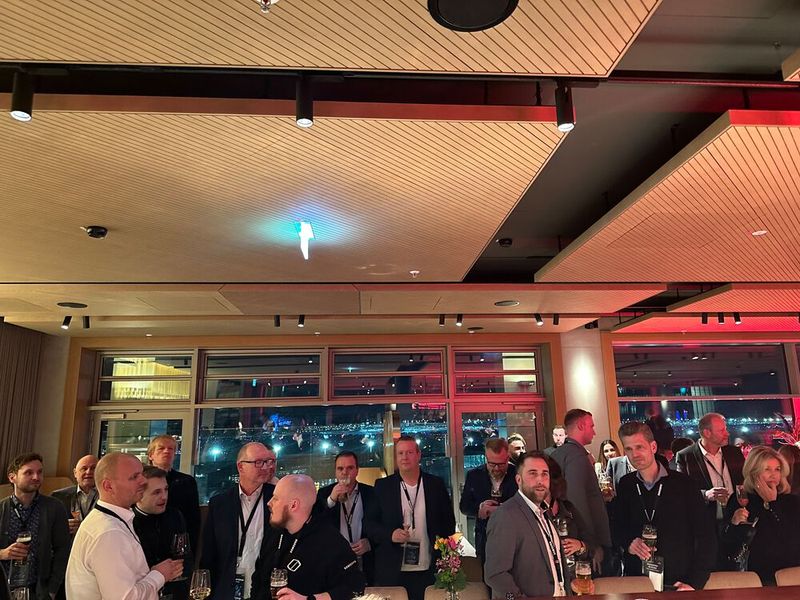 Ein Gläschen oder zwei gehen immer - die Nacht ist noch jung. (Bild: Vogel IT-Medien )