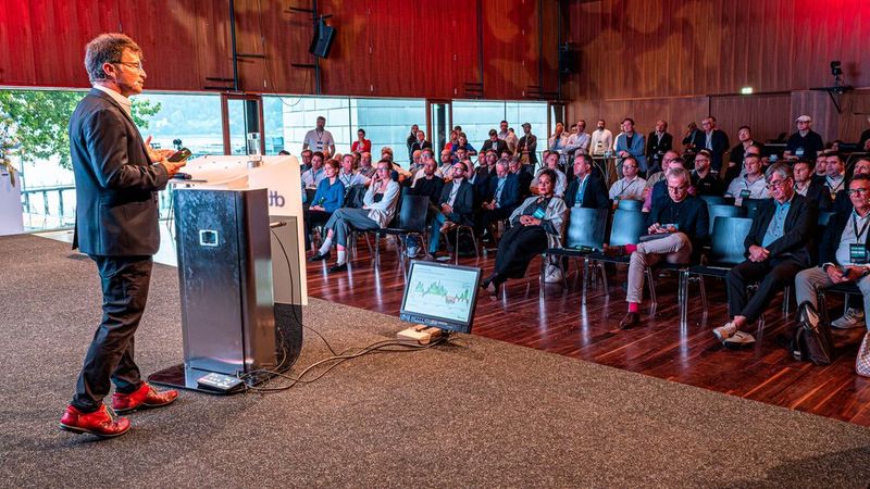 Christof Wittwer vom Fraunhofer ISE beleuchtete den Themenkomplex Smart Grids und zeigte, wie Energieversorgungsanlagen intelligent betrieben und Rechenzentren smart in das Energiesystem eingebunden werden können. (Bild: dtm group)