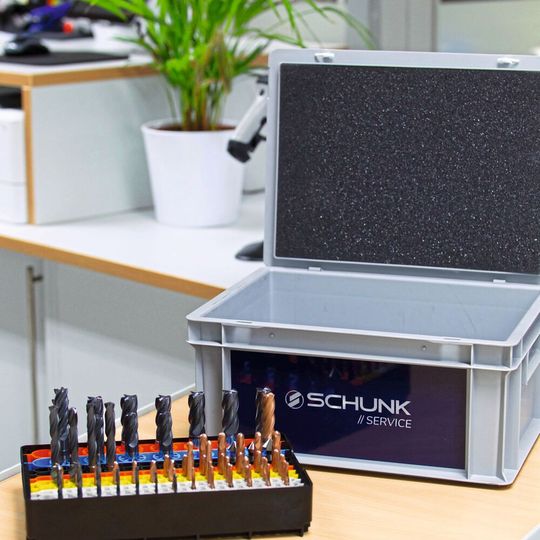 Zur serviceorientierten Kundenbetreuung gehört bei Schunk nach wie vor das Aufbereiten von Präzisionswerkzeugen, sowie das Beschichten im eigenen Beschichtungszentrum. Beim Nachschleifen macht das Unternehmen keinen Unterschied zwischen eigenen Produkten und Fremdwerkzeugen.(Bild:  Schunk / Bernd Scharfe)