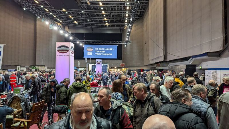 Freitagvormittag und gefühlt kein Durchkommen: Die Bremen Classic Motorshow zog ihre Fans an wie ein Misthaufen die Fliegen. (Bild: Dominsky – VCG)