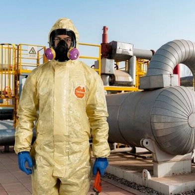 Dupont Tychem 6000 SFR ist ein leichter Schutzanzug mit Kapuze, der Arbeiter in schwierigen Umgebungen vor verschiedenen chemischen Gefahren und Stichflammen schützen soll. (Bild: Dupont)