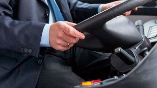 Die Anzahl der Busfahrer in Wuppertal ist knapp, jedoch sind die Einstellungsprozesse langatmig. (wellphoto - stock.adobe.com)